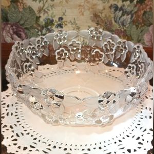 Mikasa Carmen LG flower bowl. Frosted leaves. 9 in.